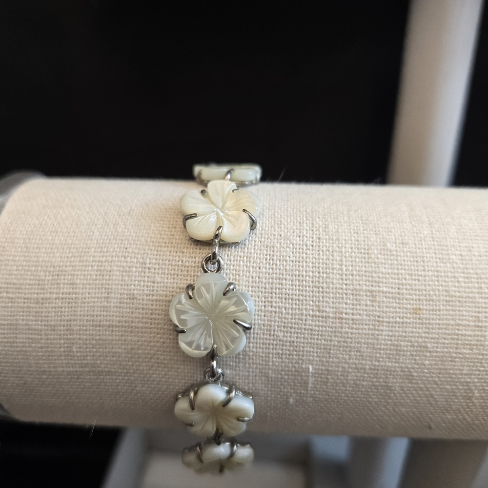 Vintage Carved Mother of Pearl Shell Plumeria Flower Link Bracelet - Picture 3 of 11
